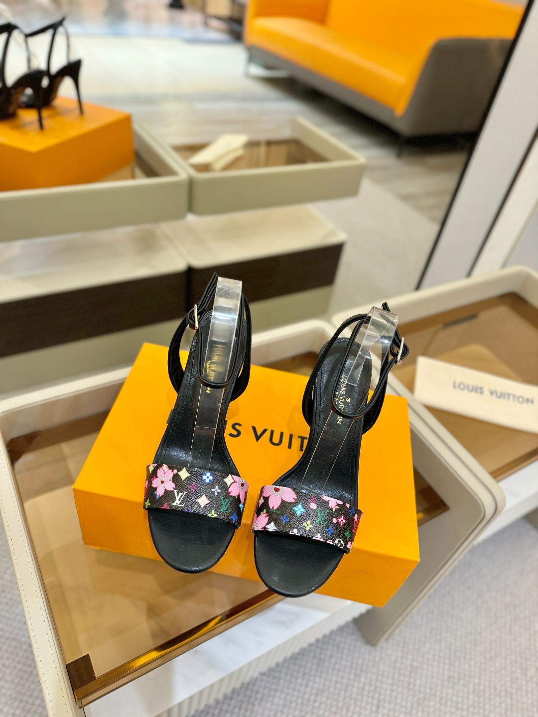 
Louis Vuitton
 2025款官网系列！完美楦型、LV最新  花纹  工艺、更显优雅气质、上
