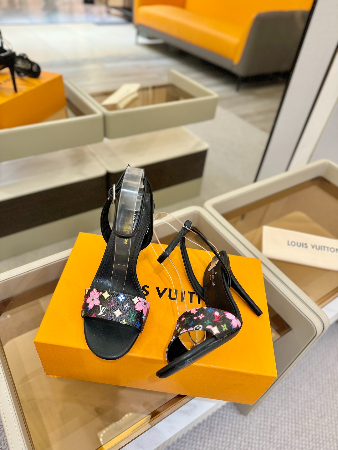 
Louis Vuitton
 2025款官网系列！完美楦型、LV最新  花纹  工艺、更显优雅气质、上