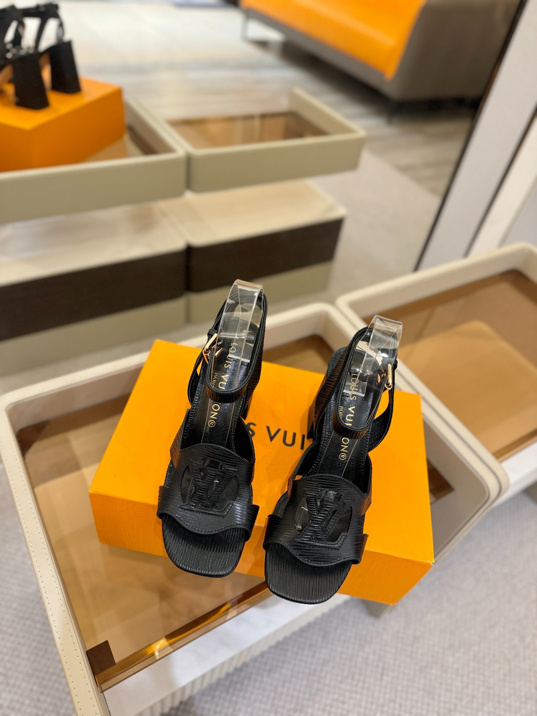 
 2025  L✔️  家专柜最新走秀款凉鞋、官网系列同步更新、完美楦型+LV新元素设计、女人味十足、