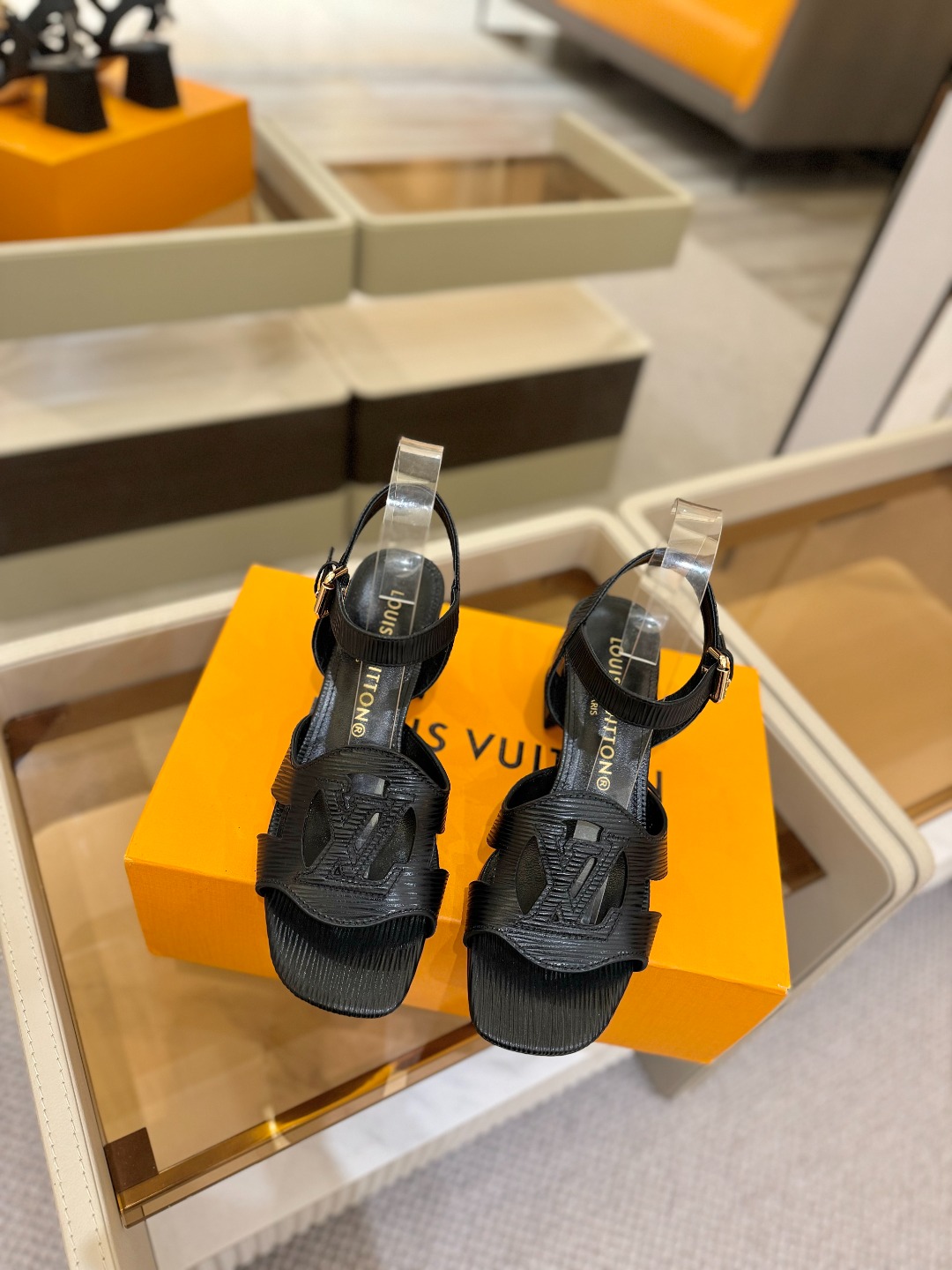 
 2025  L✔️  家专柜最新走秀款凉鞋、官网系列同步更新、完美楦型+LV新元素设计、女人味十足、