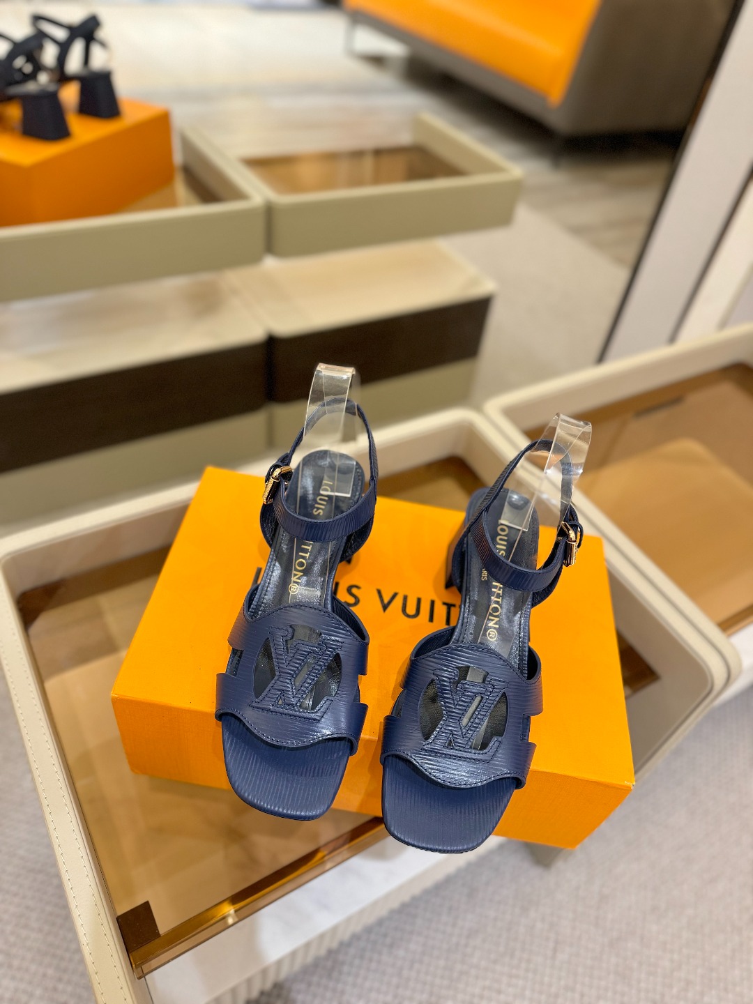 
 2025  L✔️  家专柜最新走秀款凉鞋、官网系列同步更新、完美楦型+LV新元素设计、女人味十足、