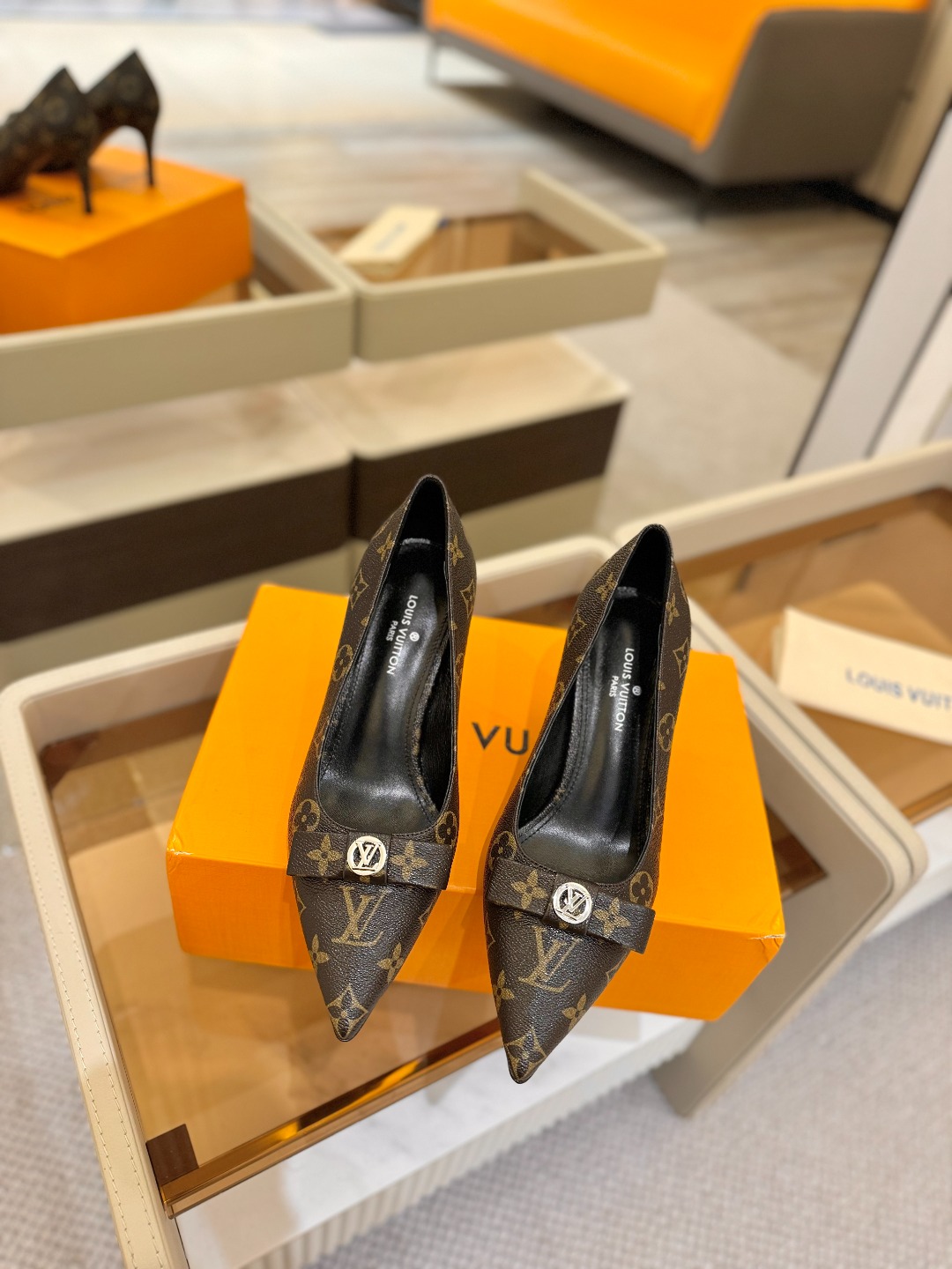  
【LOUIS VUITON】  
     路易威登
法国代购新款驴牌 春夏首选
最新款法国卖爆了，