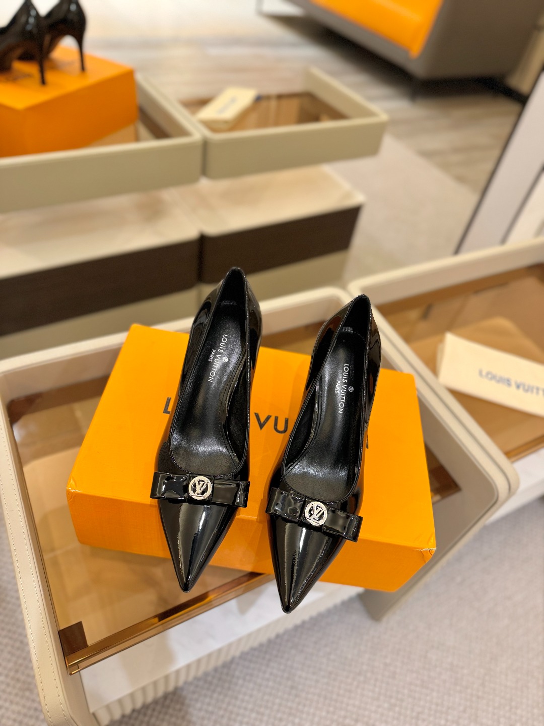  
【LOUIS VUITON】  
     路易威登
法国代购新款驴牌 春夏首选
最新款法国卖爆了，