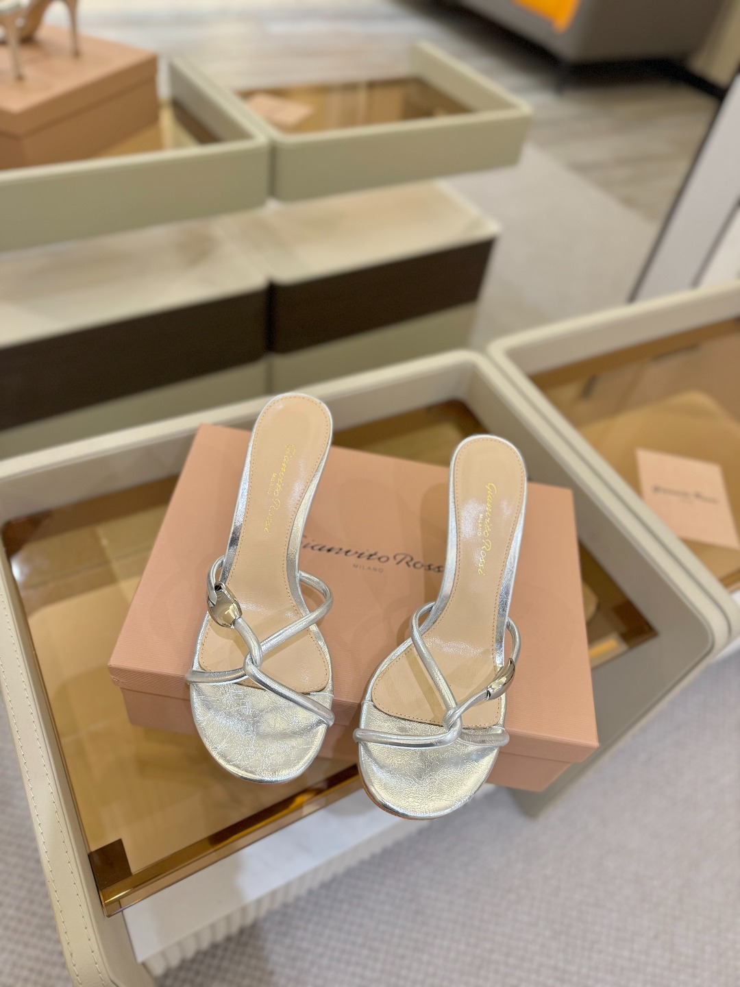 
Gianvito Rossi 
👠2025拖鞋
 原版开发     顶级版本       代购品质👍
