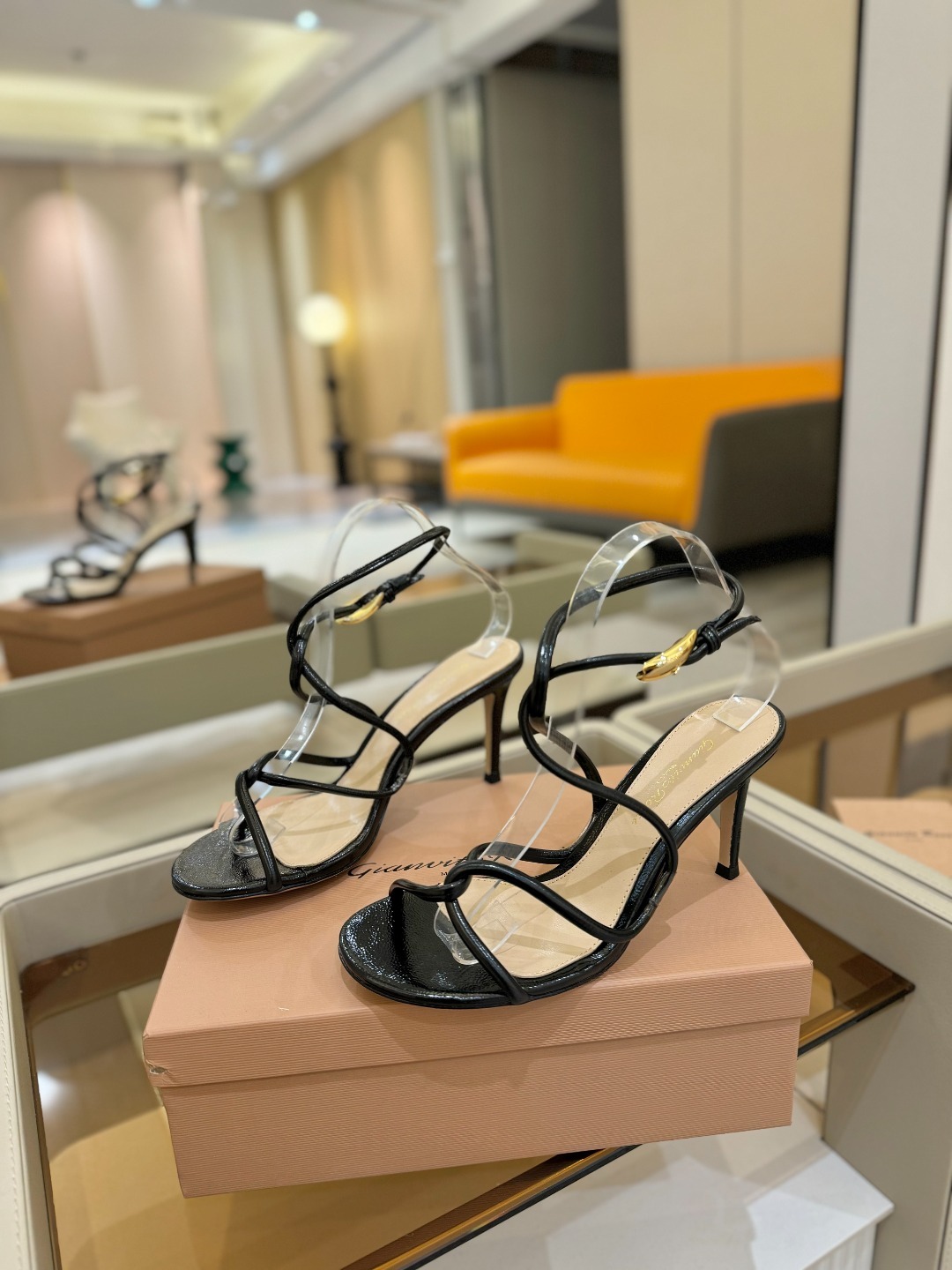 ”
Gianvito Rossi
👠2025凉鞋
原版开发 顶级版本 代购品质👍