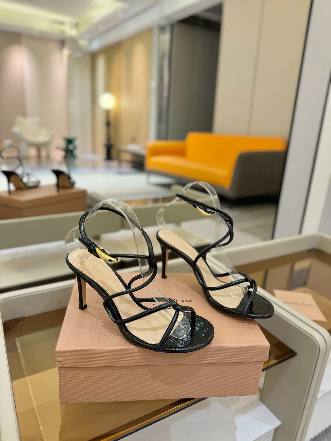 ”
Gianvito Rossi
👠2025凉鞋
原版开发 顶级版本 代购品质👍