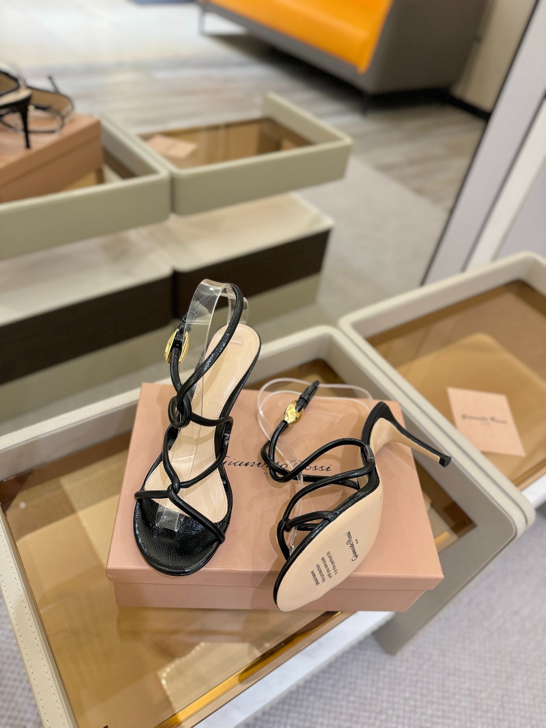 ”
Gianvito Rossi
👠2025凉鞋
原版开发 顶级版本 代购品质👍