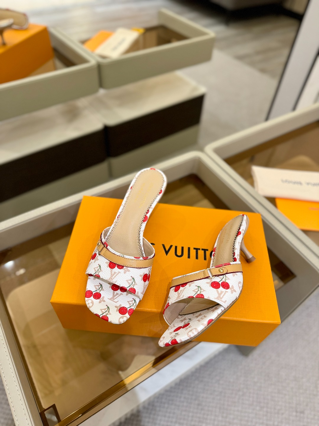 
Louis Vuitton
 2025款官网系列！完美楦型、LV最新压花电绣纹工艺、更显优雅气质、上脚