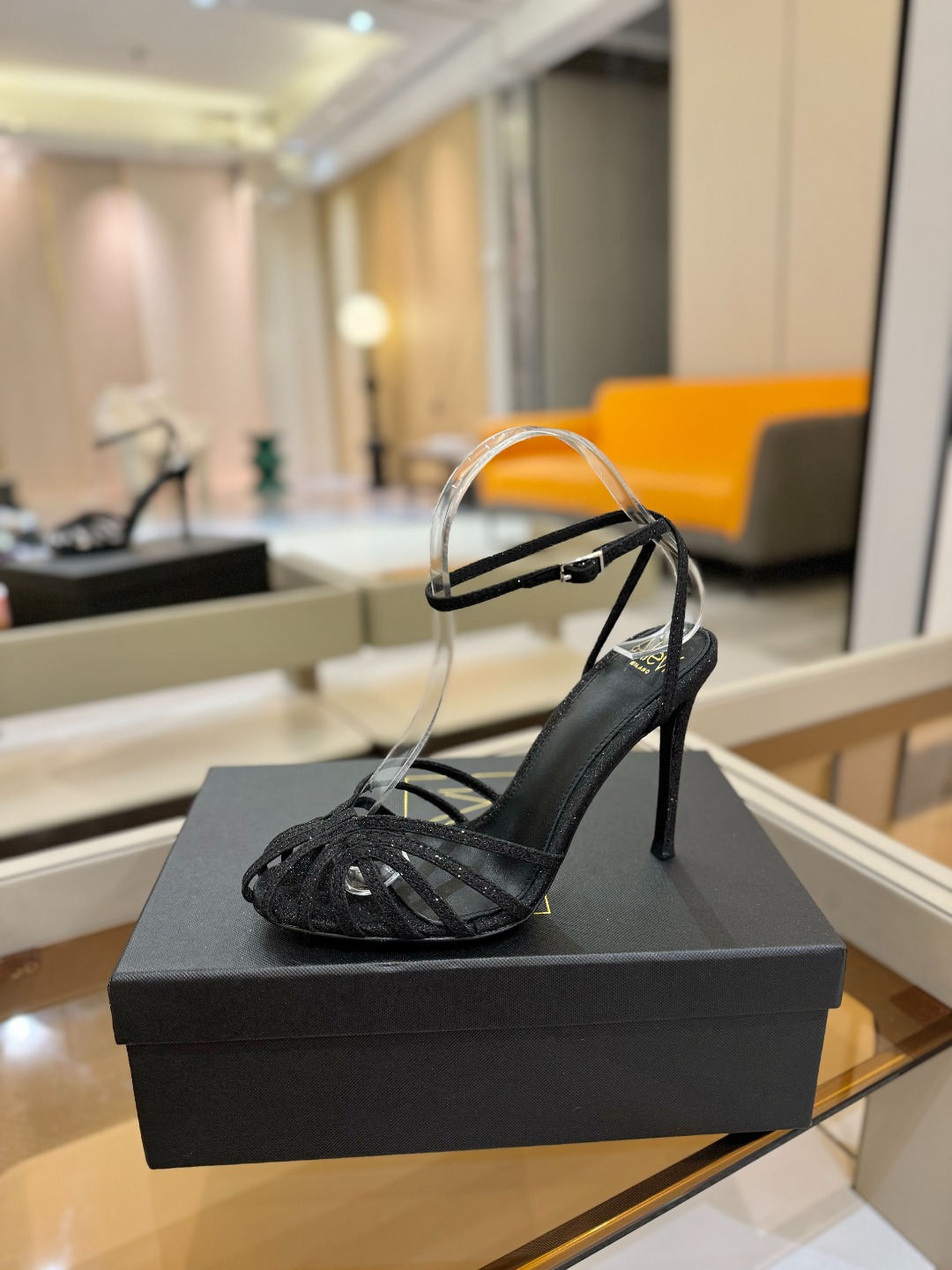 NO:409763,Price: Alevi Mlano Alevi Milano strap high heel catwalk sandals A well-known luxury shoe brand created by two local Italian women Valentina Micheti and Pera Alexandri The 'earthy sandals' that have turned over have become the C position in fashion and meticulous. It is popular ins, a must-have for fashion bloggers, presenting the first wave of 'design new stars'. Alevi Milano's designers inspired by his personal life experience and designed a striped high heel shoe series represented by strong women, which is most suitable for important occasions to wear it to support the scene ◆Material description ◆Special materials of the upper ◆Mixed inner sheepskin ◆Foot pad sheepskin ◆Original open mold black leather sole ◆Heel height. ◆Size-(...Custom-made without return) ◆Packing Alevi  Milano original packaging, high heels sandals, sandals, high heels, sheepskin19860909价格: Alevi Mlano   阿列维·姆拉诺   Alevi Milano条带高跟走秀凉鞋 一个享有盛誉的奢侈鞋品牌 由两位意大利本土女性共同创作 瓦伦蒂娜·米切蒂和佩拉·亚历山德里 翻了身的“土味凉鞋” 这次成了时髦精心中的C位 火遍ins,时尚博主人手必备 呈现第一波“设计新星” Alevi Milano的设计师以个人人生履历为灵感 设计了以坚强女性为代表的条带高跟鞋系列, 最适合重要场合穿上它撑场面 ◆材质说明 ◆鞋面特殊材料 ◆内里混种羊皮 ◆垫脚羊皮 ◆鞋底原版开模黑边真皮底 ◆跟高. ◆码数-（...订做不退换） ◆包装 Alevi Milano原版包装,高跟鞋凉鞋,sandals,high heels,sheepskin,Women's Shoes