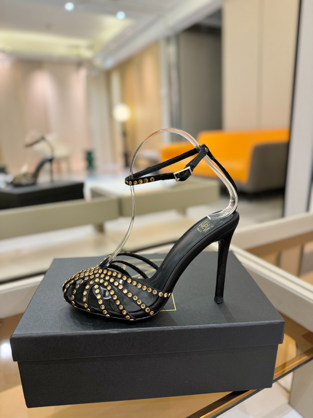 NO:409761,Price Alevi Mlano Alevi Milano flash diamond decorative high heel catwalk sandals A well-known luxury shoe brand co-created by two local Italian women Valentina Micheti and Pera Alexandri The 'earthy sandals' that have turned over have become the C position in fashion and meticulous. It is popular ins, a must-have for fashion bloggers, presenting the first wave of 'design new stars'. Alevi Milano's designers inspired by his personal life experience to design a series of hollow high heels represented by strong women. The woven hollow strips are covered with shining rectangular rhinestones, which are most suitable for important occasions to wear to support the scene. ◆Material description ◆Imported high-end silk on the upper ◆Mixed-bred sheepskin in the inner ◆Steel padded sheepskin ◆Original open mold black-edged leather sole ◆Heel height.  ◆Size number - (...custom made without return) ◆Packaging Alevi Milano original packaging, high heels sandals, sandals, high heels, sheepskin, real silk19860909价格 Alevi Mlano 阿列维·姆拉诺  Alevi Milano闪钻装饰高跟走秀凉鞋 一个享有盛誉的奢侈鞋品牌 由两位意大利本土女性共同创作 瓦伦蒂娜·米切蒂和佩拉·亚历山德里 翻了身的“土味凉鞋” 这次成了时髦精心中的C位 火遍ins,时尚博主人手必备 呈现第一波“设计新星” Alevi Milano的设计师以个人人生履历为灵感 设计了以坚强女性为代表的镂空高跟鞋系列, 编织的镂空细带上布满了闪耀的长方形水钻, 最适合重要场合穿上它撑场面 ◆材质说明 ◆鞋面进口高级真丝 ◆内里混种羊皮 ◆垫脚羊皮 ◆鞋底原版开模黑边真皮底 ◆跟高. ◆码数-（...订做不退换） ◆包装 Alevi Milano原版包装,高跟鞋凉鞋,sandals,high heels,sheepskin,real silk,Women's Shoes