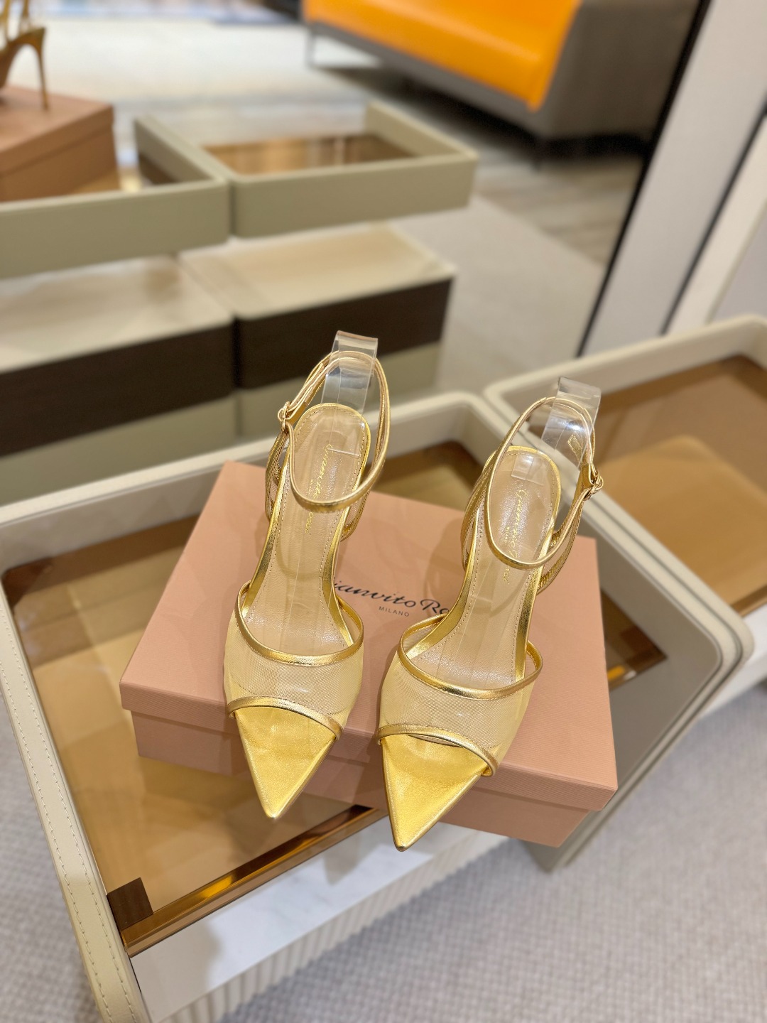 
     Gianvito rossi
💕2025𝙨𝙨 这款高跟鞋
极简主义的 Elle、Gianvi