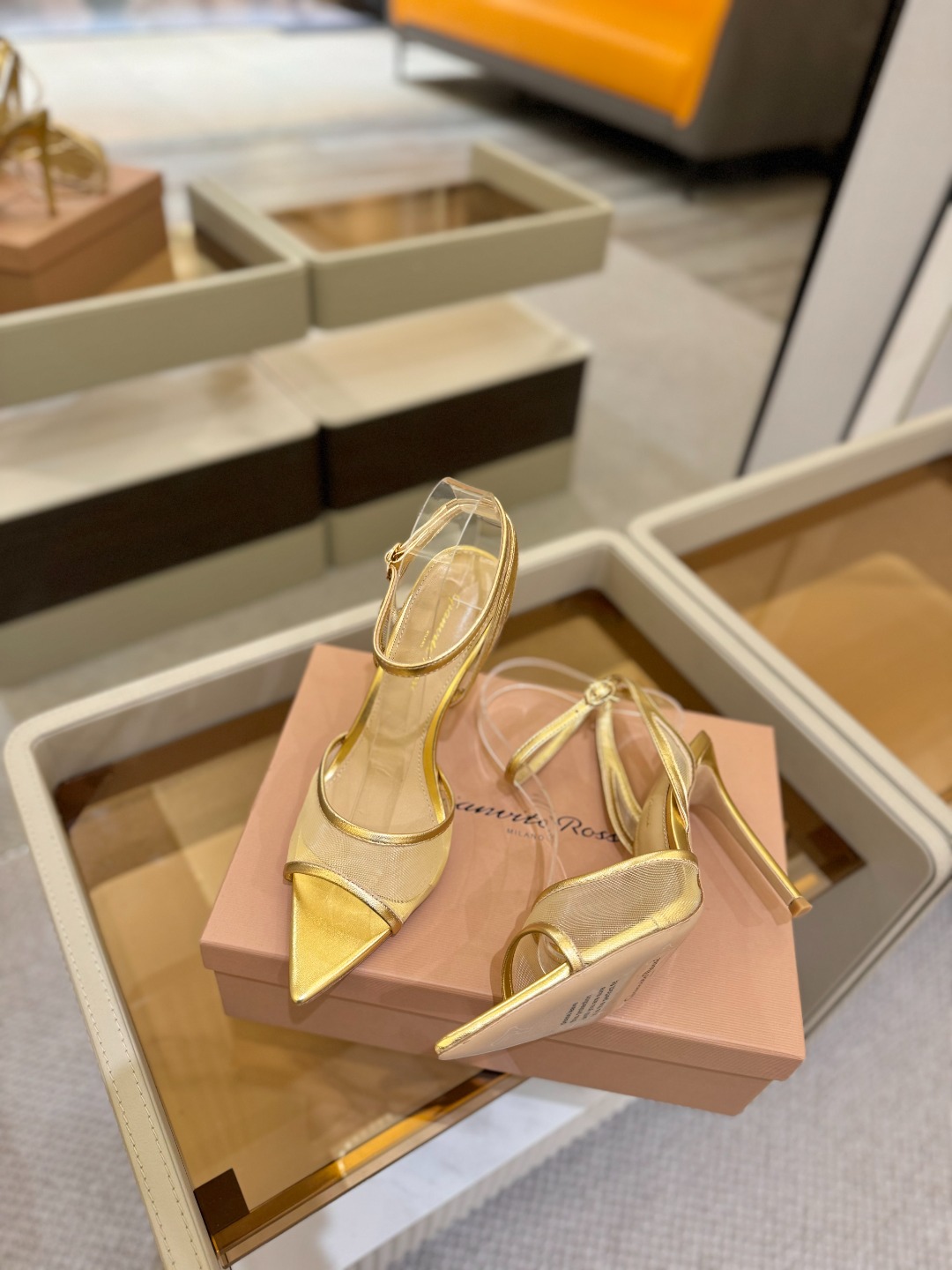 
     Gianvito rossi
💕2025𝙨𝙨 这款高跟鞋
极简主义的 Elle、Gianvi