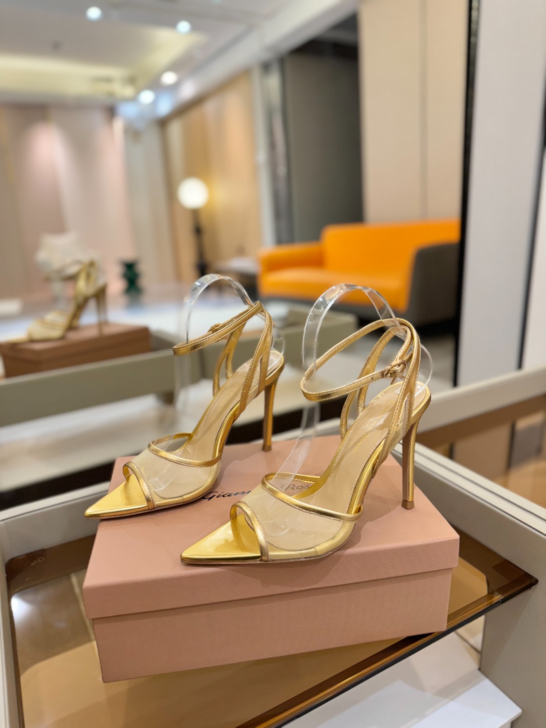 
     Gianvito rossi
💕2025𝙨𝙨 这款高跟鞋
极简主义的 Elle、Gianvi