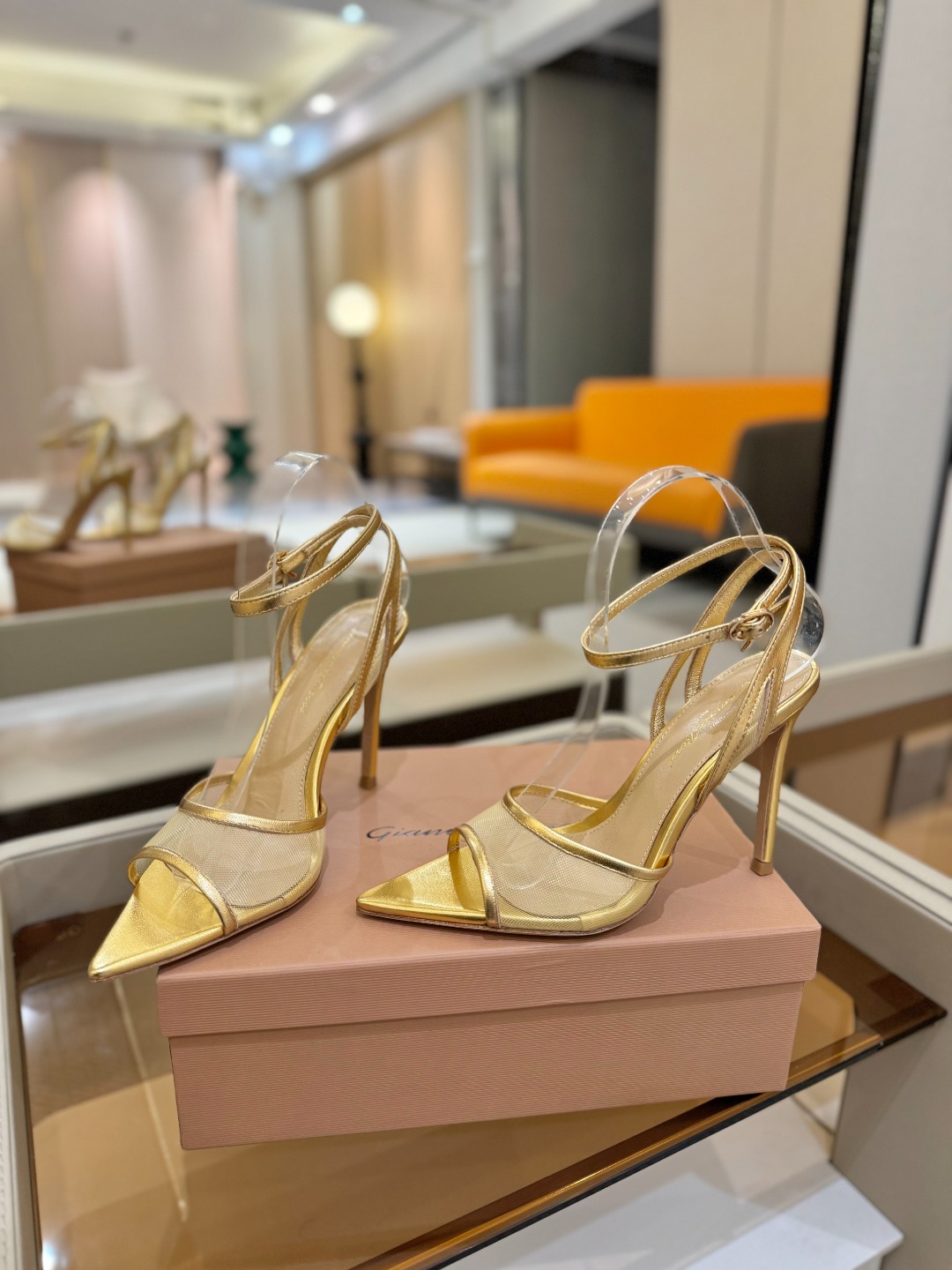 
     Gianvito rossi
💕2025𝙨𝙨 这款高跟鞋
极简主义的 Elle、Gianvi