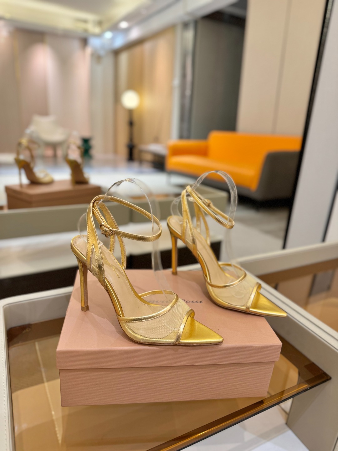 
     Gianvito rossi
💕2025𝙨𝙨 这款高跟鞋
极简主义的 Elle、Gianvi