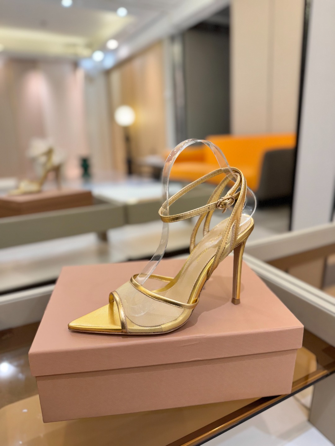 
     Gianvito rossi
💕2025𝙨𝙨 这款高跟鞋
极简主义的 Elle、Gianvi