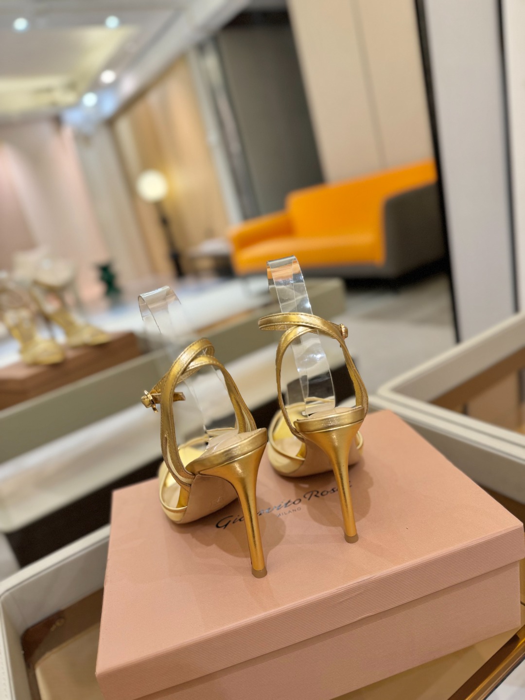 
     Gianvito rossi
💕2025𝙨𝙨 这款高跟鞋
极简主义的 Elle、Gianvi