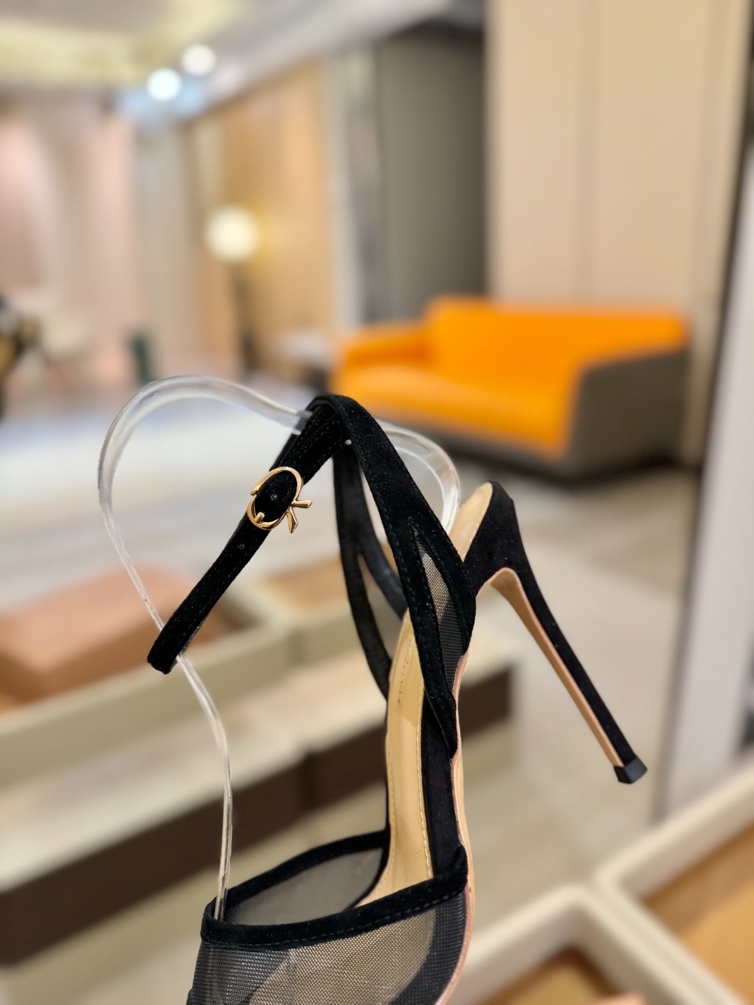 
     Gianvito rossi
💕2025𝙨𝙨 这款高跟鞋
极简主义的 Elle、Gianvi