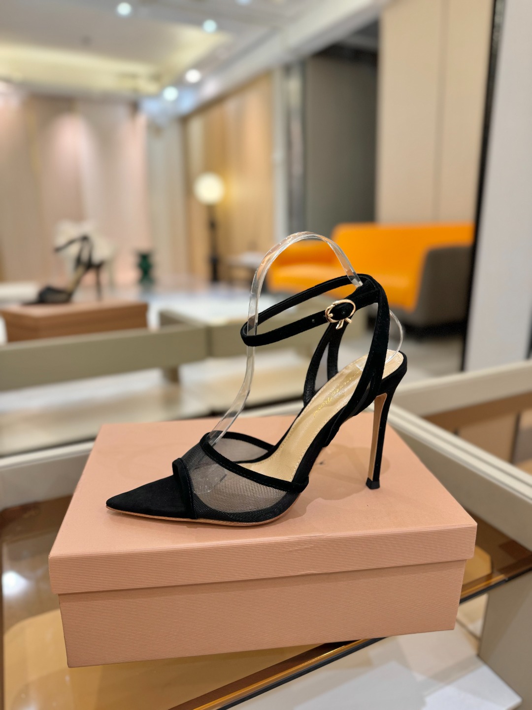 
     Gianvito rossi
💕2025𝙨𝙨 这款高跟鞋
极简主义的 Elle、Gianvi