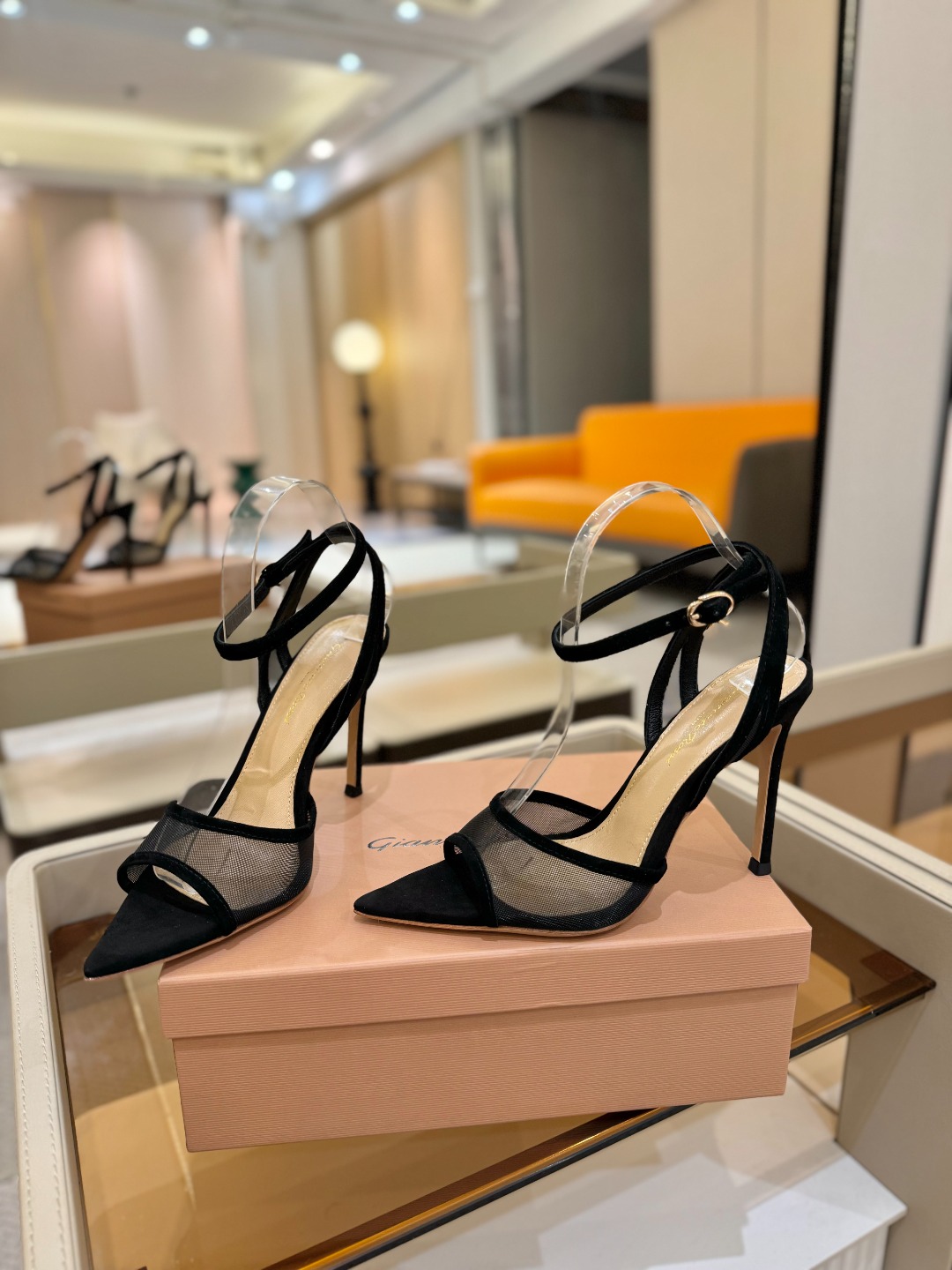
     Gianvito rossi
💕2025𝙨𝙨 这款高跟鞋
极简主义的 Elle、Gianvi