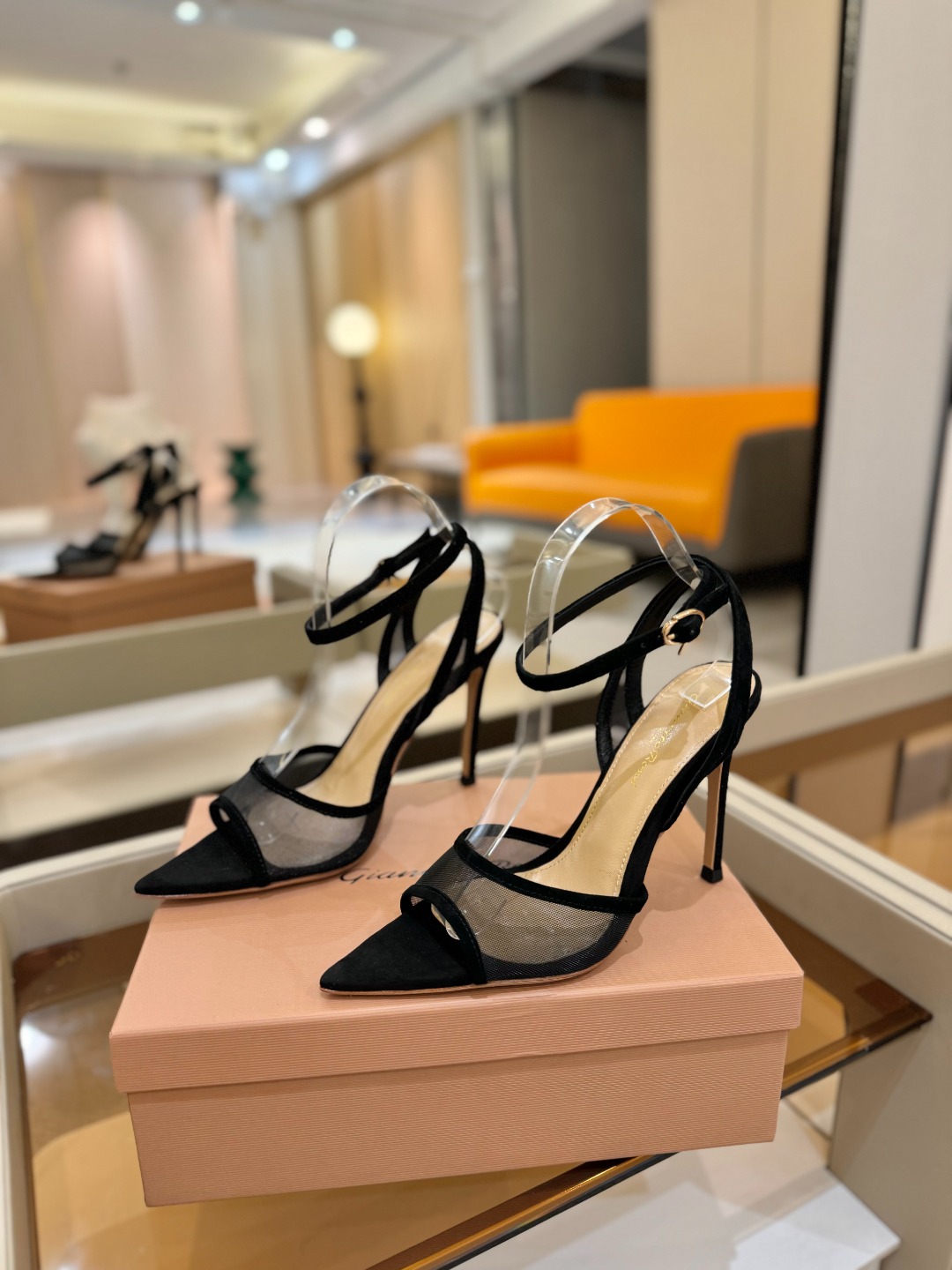 
     Gianvito rossi
💕2025𝙨𝙨 这款高跟鞋
极简主义的 Elle、Gianvi