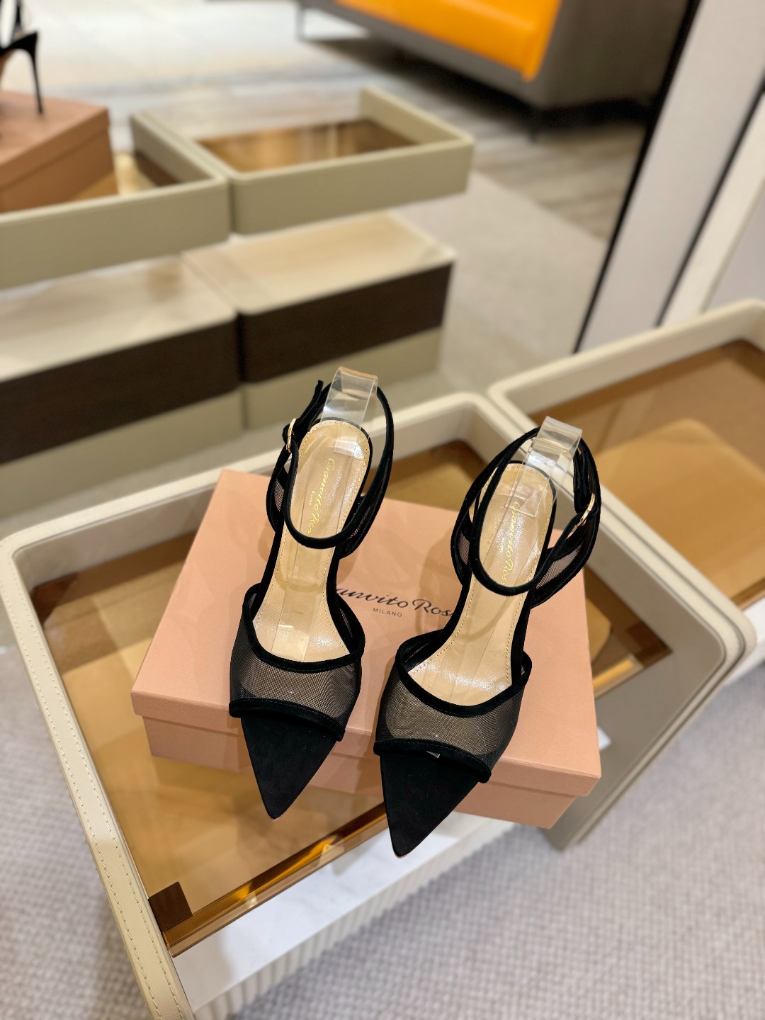 
     Gianvito rossi
💕2025𝙨𝙨 这款高跟鞋
极简主义的 Elle、Gianvi