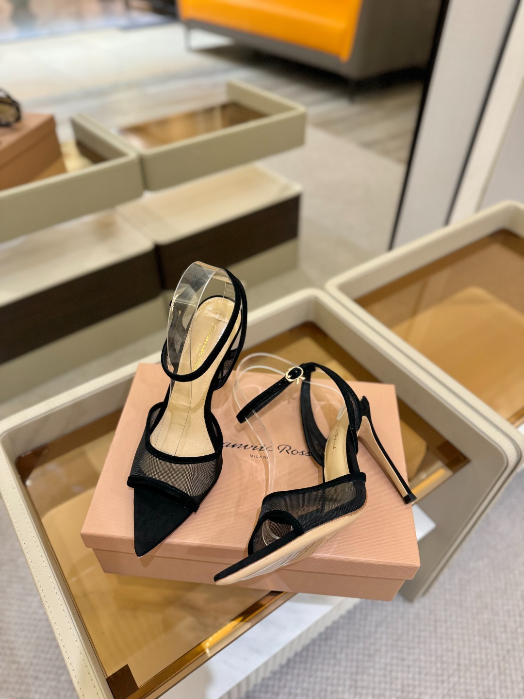 
     Gianvito rossi
💕2025𝙨𝙨 这款高跟鞋
极简主义的 Elle、Gianvi