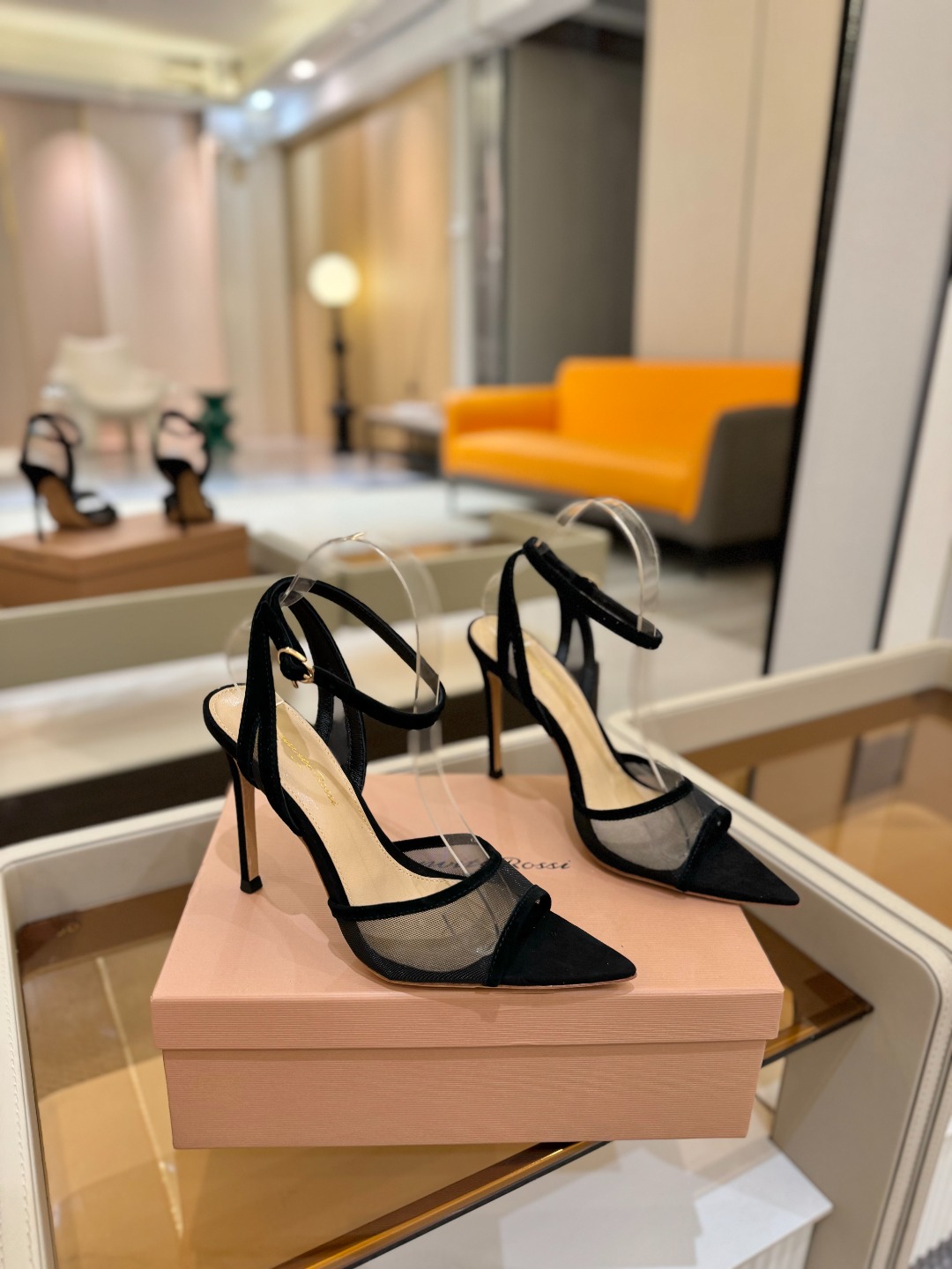
     Gianvito rossi
💕2025𝙨𝙨 这款高跟鞋
极简主义的 Elle、Gianvi