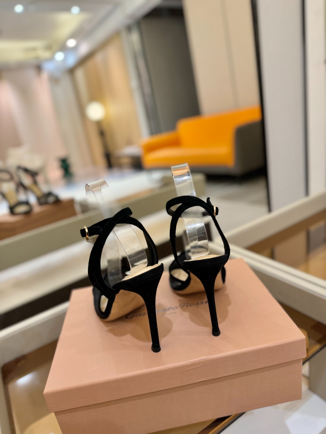 
     Gianvito rossi
💕2025𝙨𝙨 这款高跟鞋
极简主义的 Elle、Gianvi