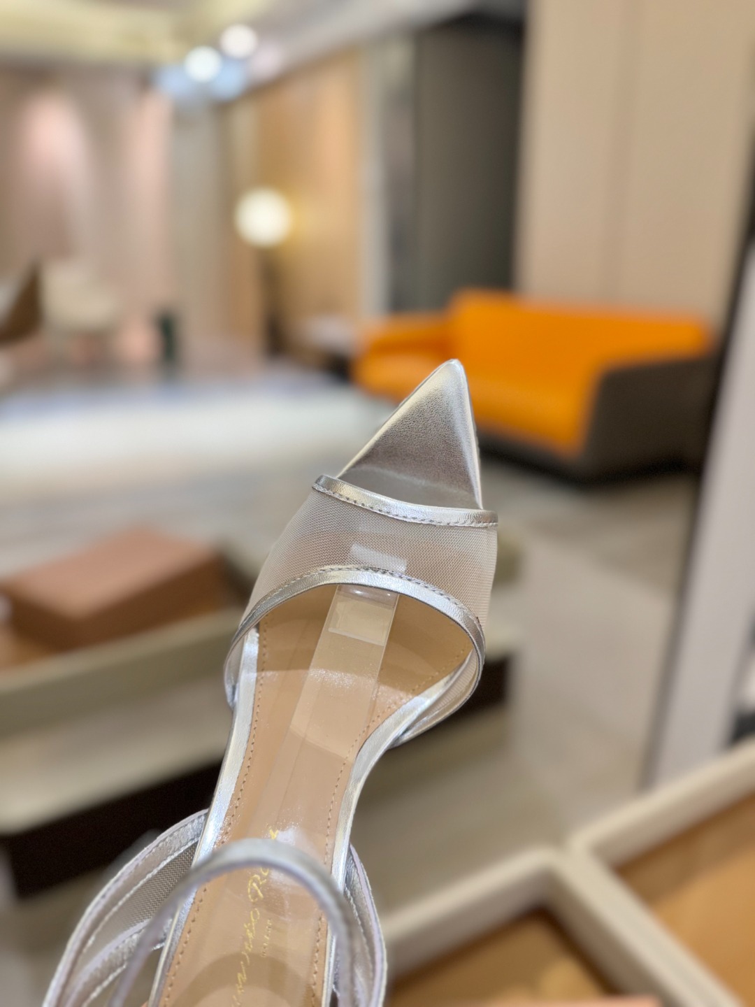 
     Gianvito rossi
💕2025𝙨𝙨 这款高跟鞋
极简主义的 Elle、Gianvi