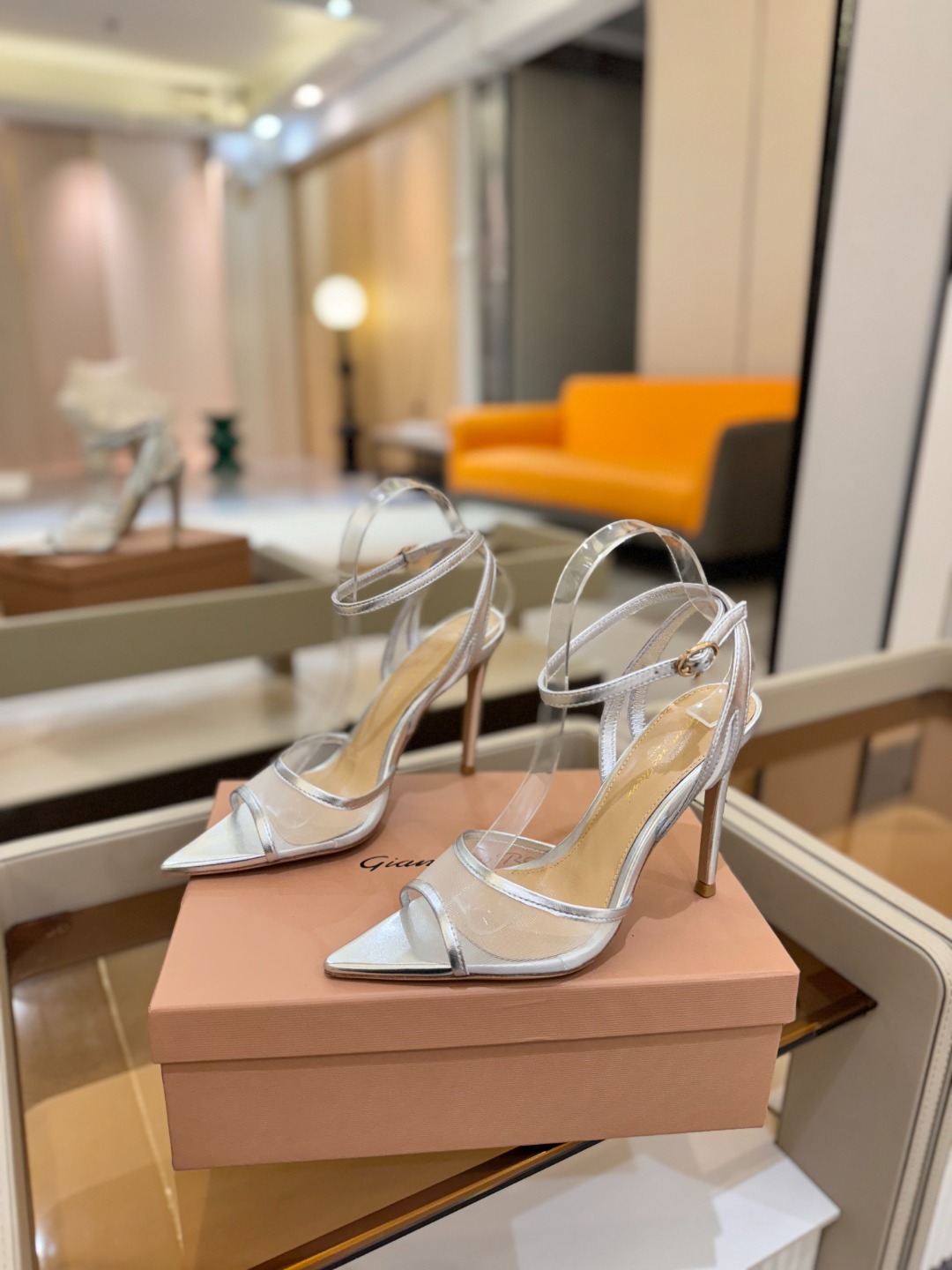 
     Gianvito rossi
💕2025𝙨𝙨 这款高跟鞋
极简主义的 Elle、Gianvi