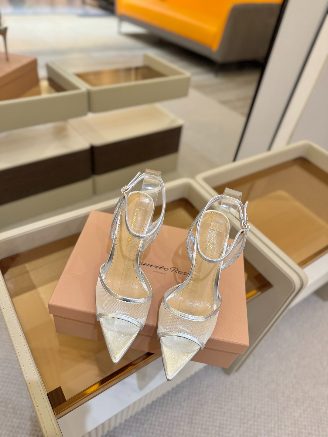 
     Gianvito rossi
💕2025𝙨𝙨 这款高跟鞋
极简主义的 Elle、Gianvi