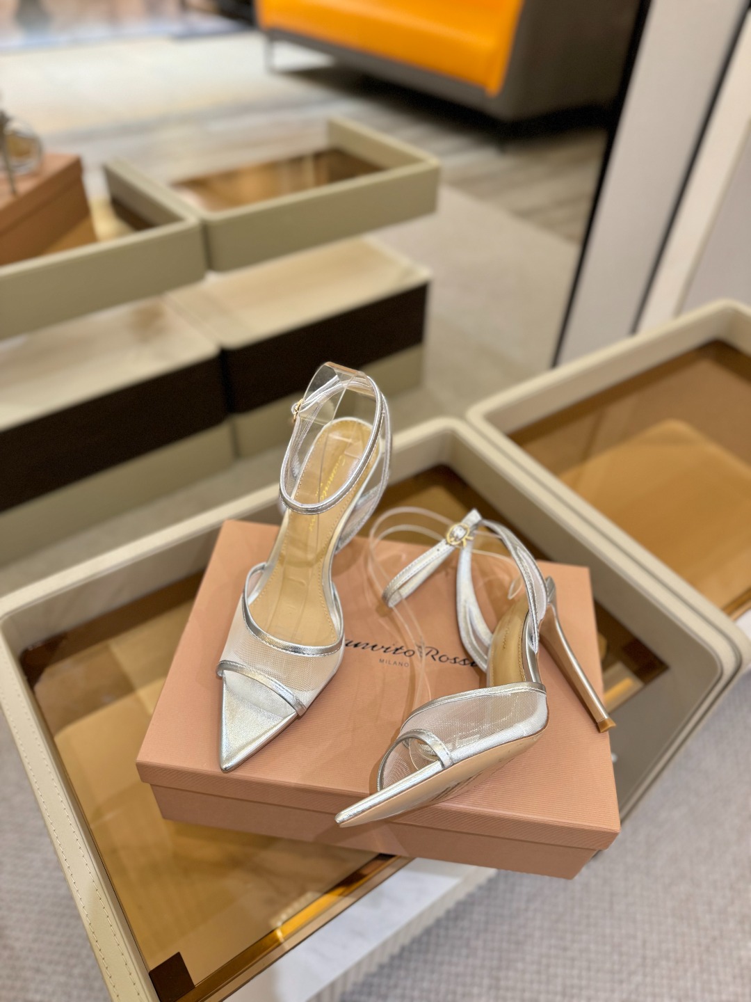 
     Gianvito rossi
💕2025𝙨𝙨 这款高跟鞋
极简主义的 Elle、Gianvi