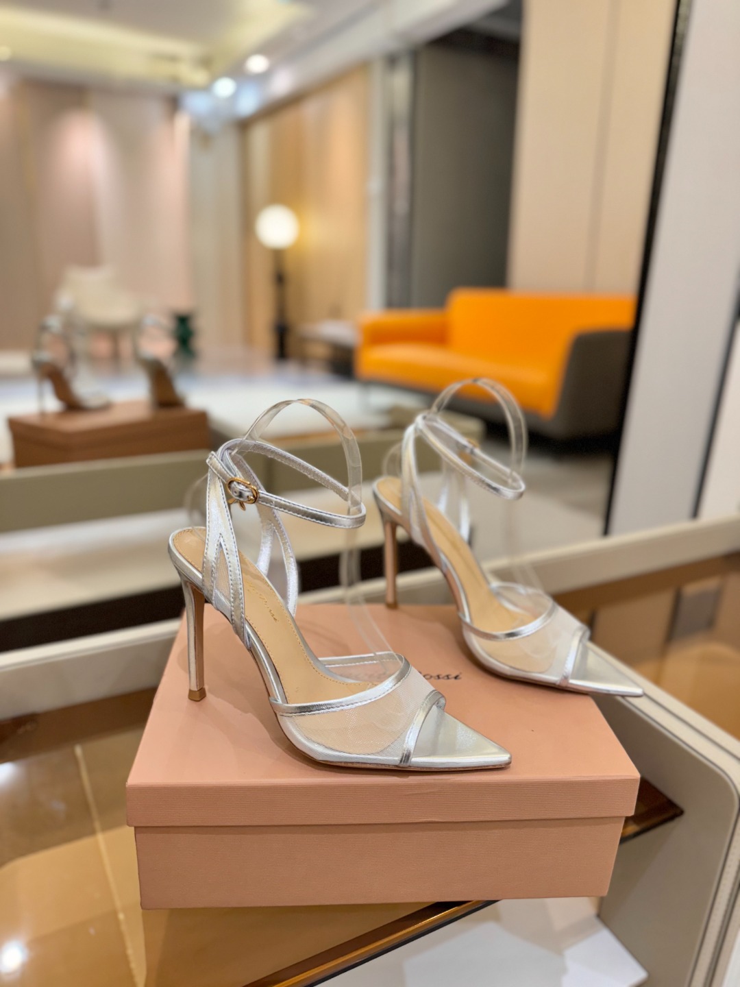 
     Gianvito rossi
💕2025𝙨𝙨 这款高跟鞋
极简主义的 Elle、Gianvi