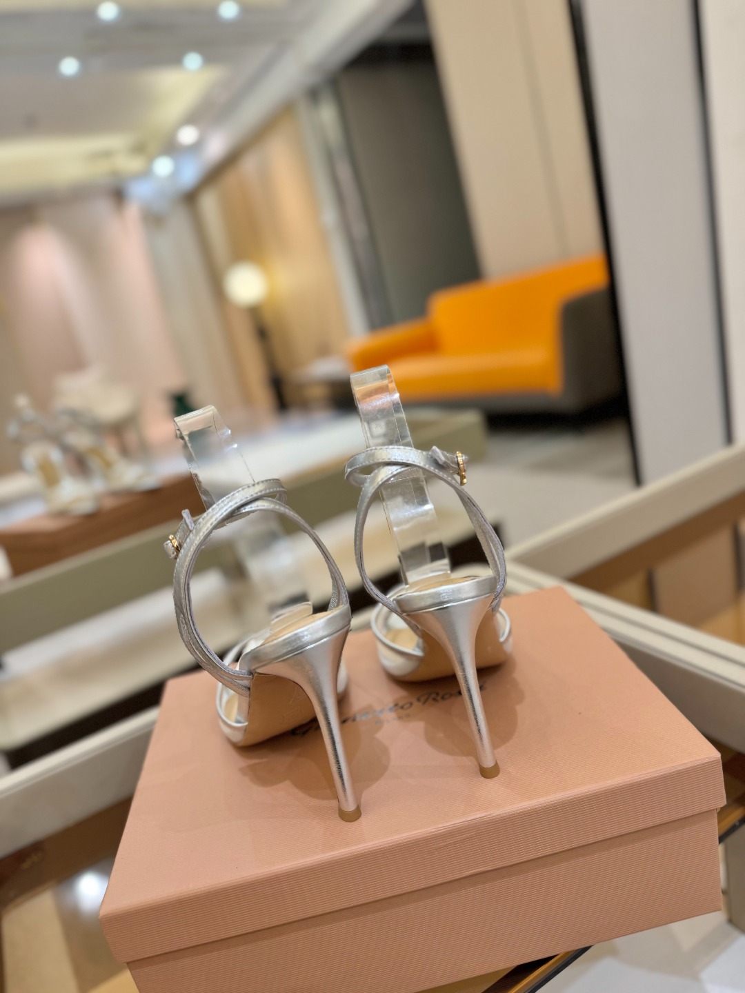 
     Gianvito rossi
💕2025𝙨𝙨 这款高跟鞋
极简主义的 Elle、Gianvi
