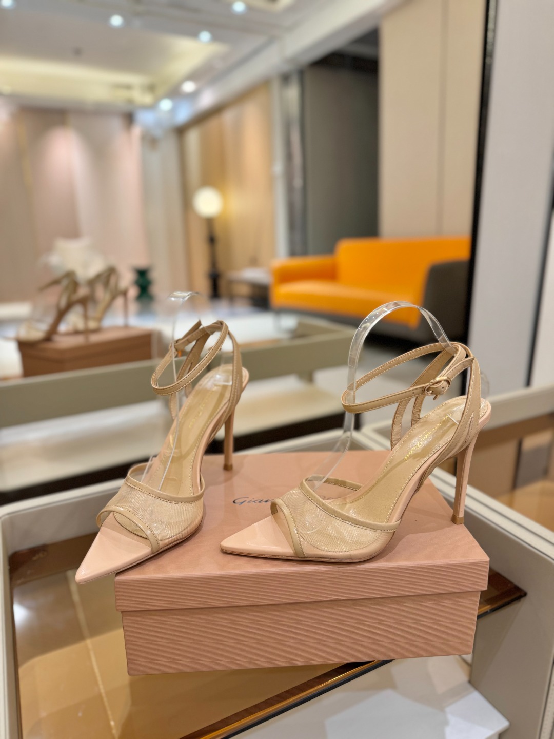 
     Gianvito rossi
💕2025𝙨𝙨 这款高跟鞋
极简主义的 Elle、Gianvi