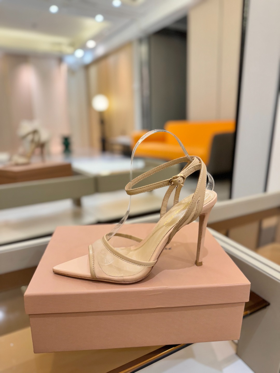 
     Gianvito rossi
💕2025𝙨𝙨 这款高跟鞋
极简主义的 Elle、Gianvi