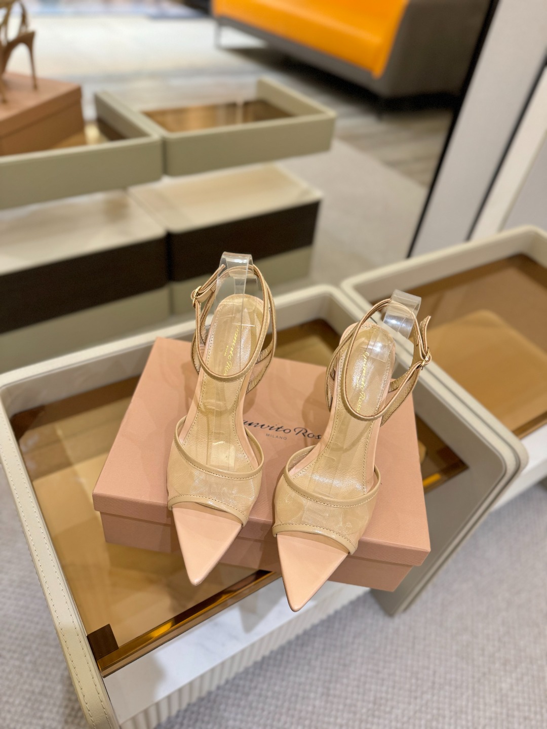
     Gianvito rossi
💕2025𝙨𝙨 这款高跟鞋
极简主义的 Elle、Gianvi