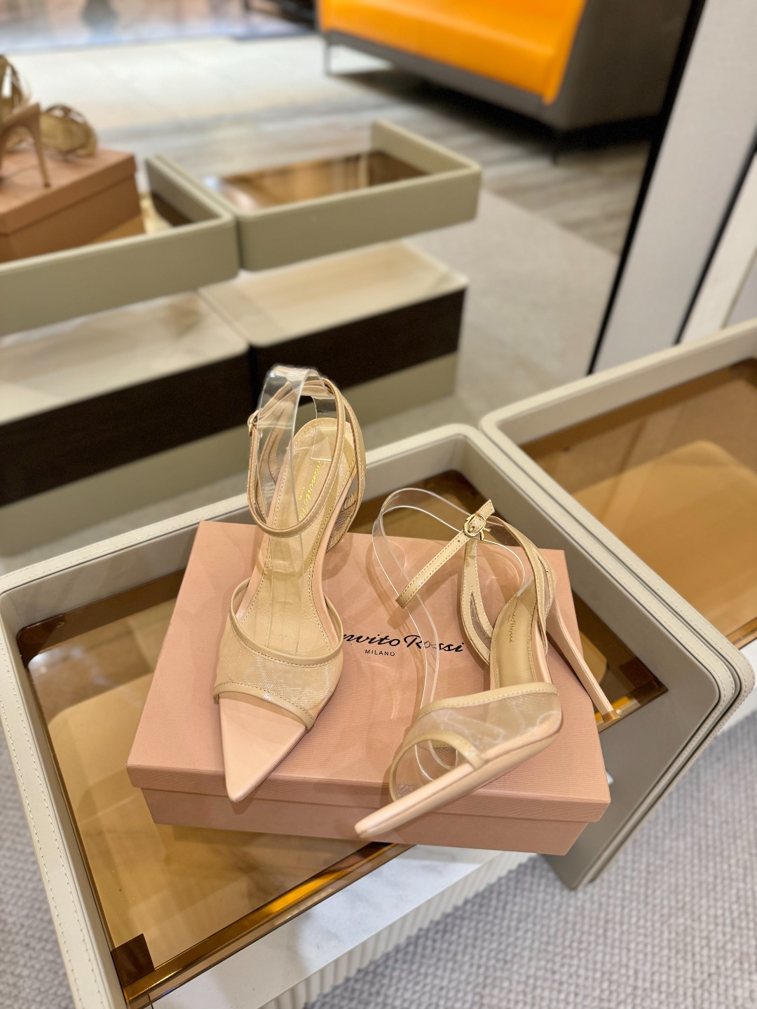 
     Gianvito rossi
💕2025𝙨𝙨 这款高跟鞋
极简主义的 Elle、Gianvi