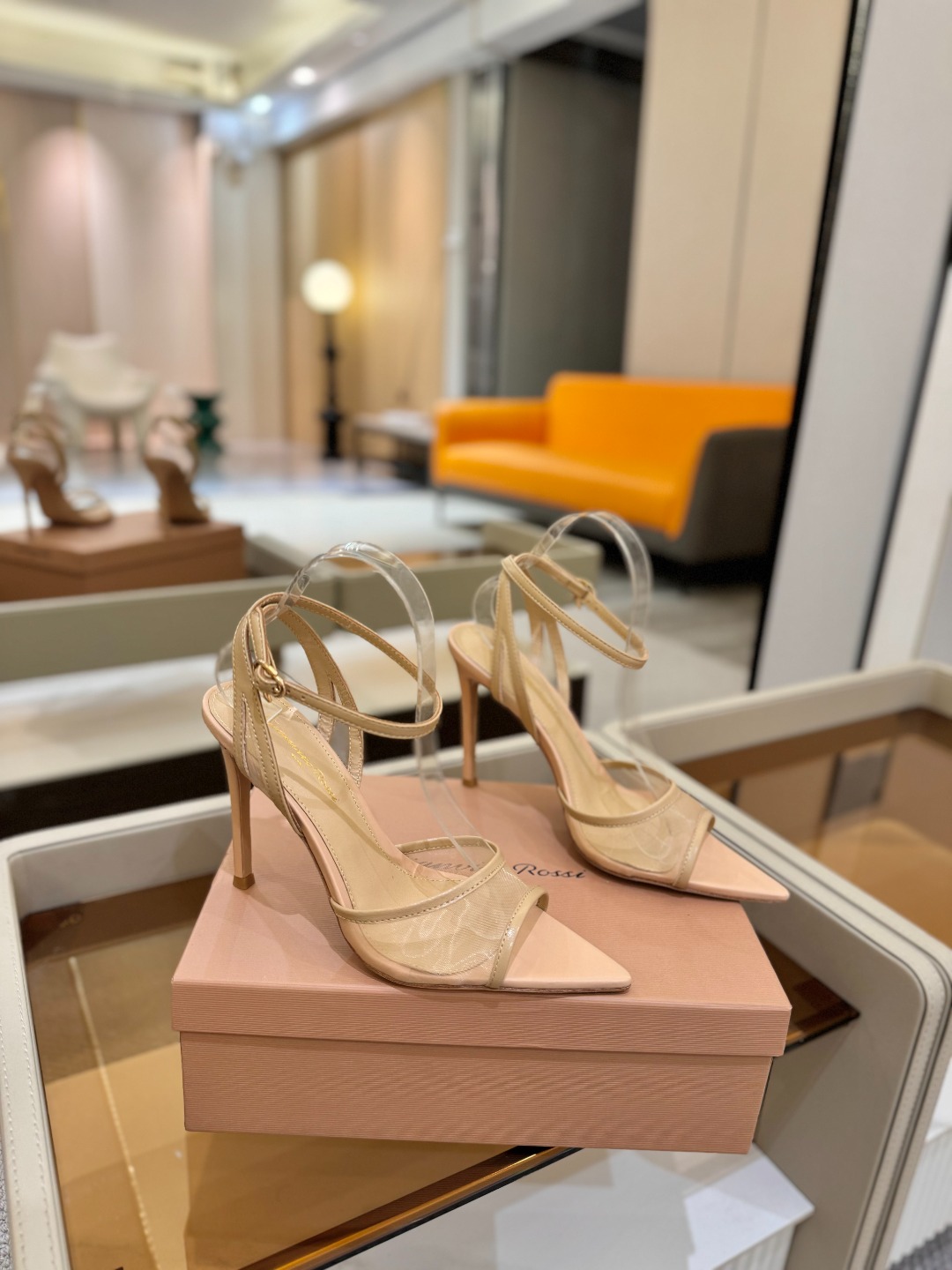 
     Gianvito rossi
💕2025𝙨𝙨 这款高跟鞋
极简主义的 Elle、Gianvi