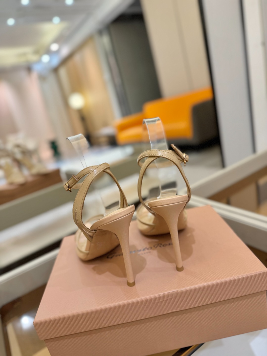 
     Gianvito rossi
💕2025𝙨𝙨 这款高跟鞋
极简主义的 Elle、Gianvi
