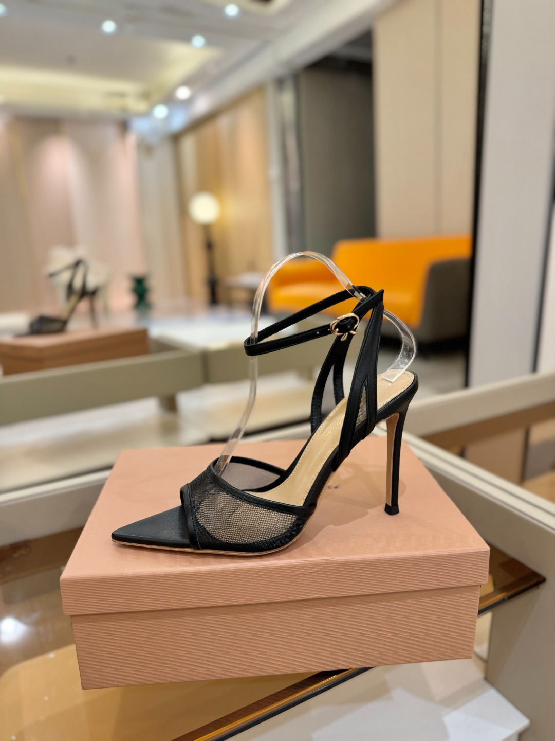 
     Gianvito rossi
💕2025𝙨𝙨 这款高跟鞋
极简主义的 Elle、Gianvi