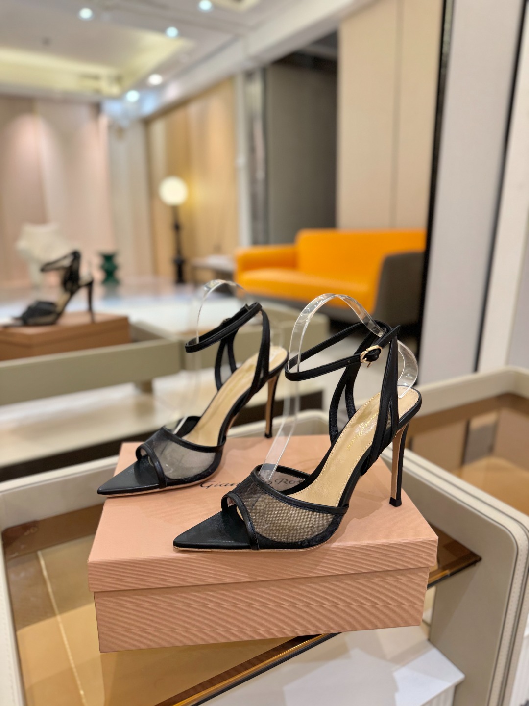
     Gianvito rossi
💕2025𝙨𝙨 这款高跟鞋
极简主义的 Elle、Gianvi