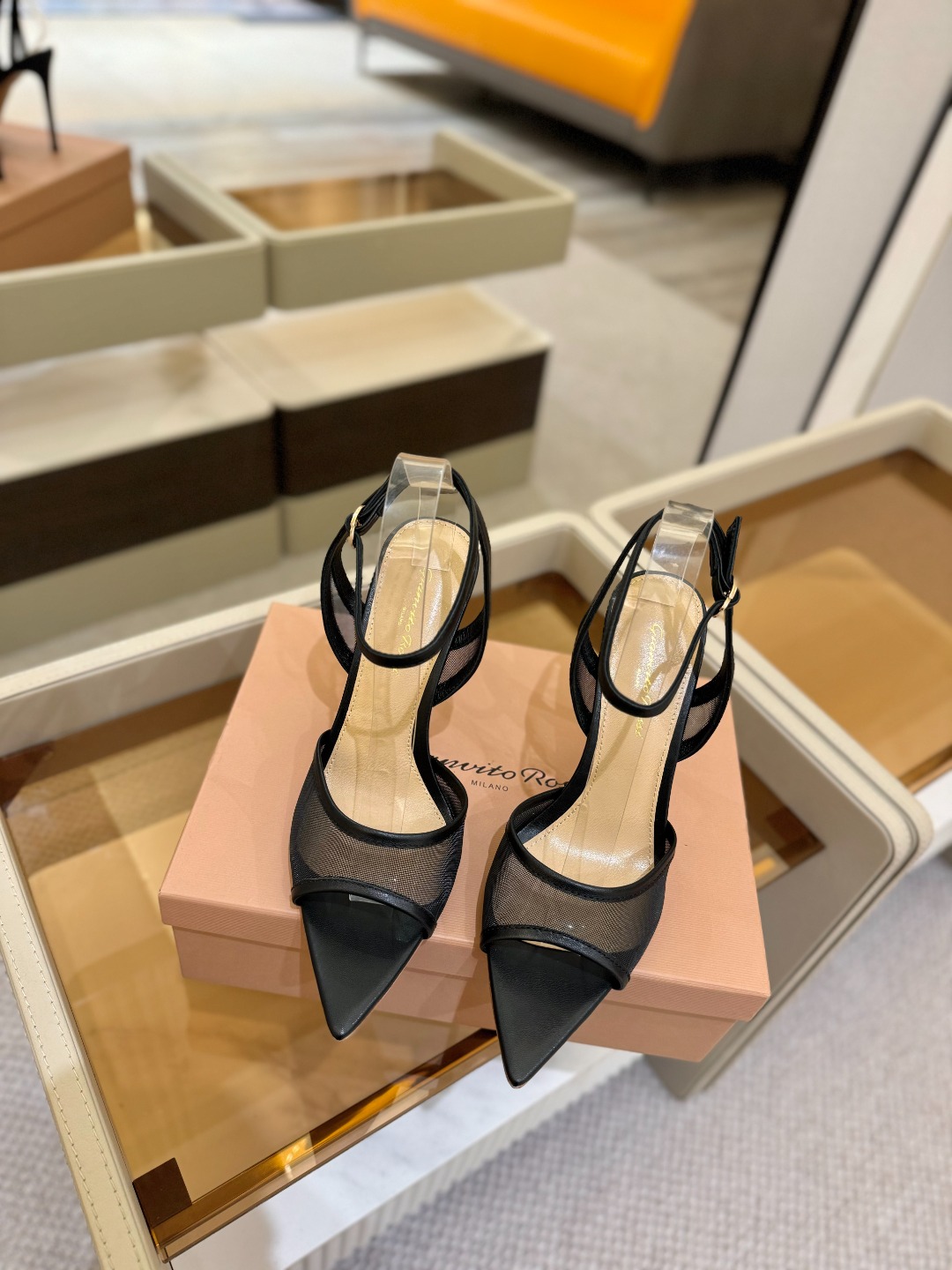
     Gianvito rossi
💕2025𝙨𝙨 这款高跟鞋
极简主义的 Elle、Gianvi