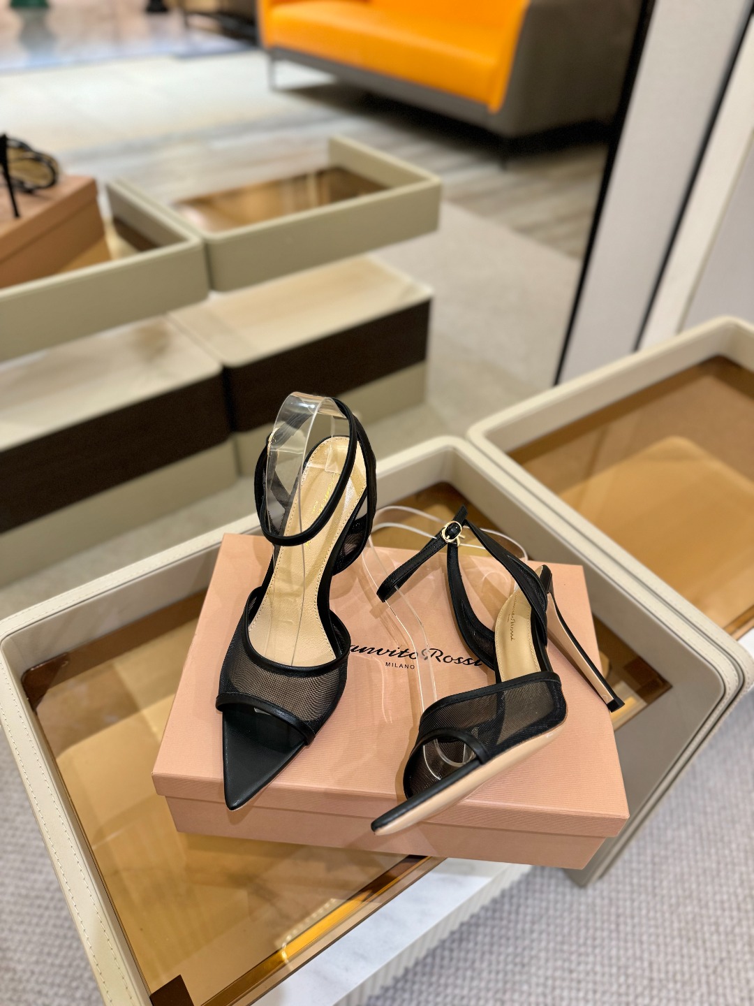 
     Gianvito rossi
💕2025𝙨𝙨 这款高跟鞋
极简主义的 Elle、Gianvi