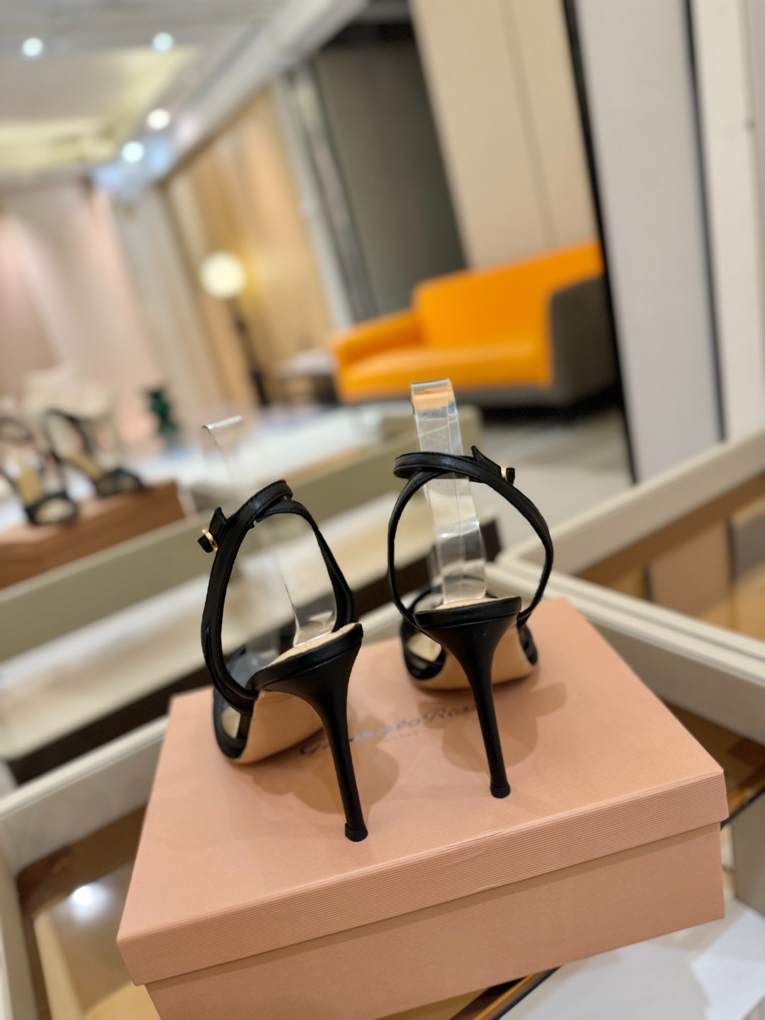 
     Gianvito rossi
💕2025𝙨𝙨 这款高跟鞋
极简主义的 Elle、Gianvi