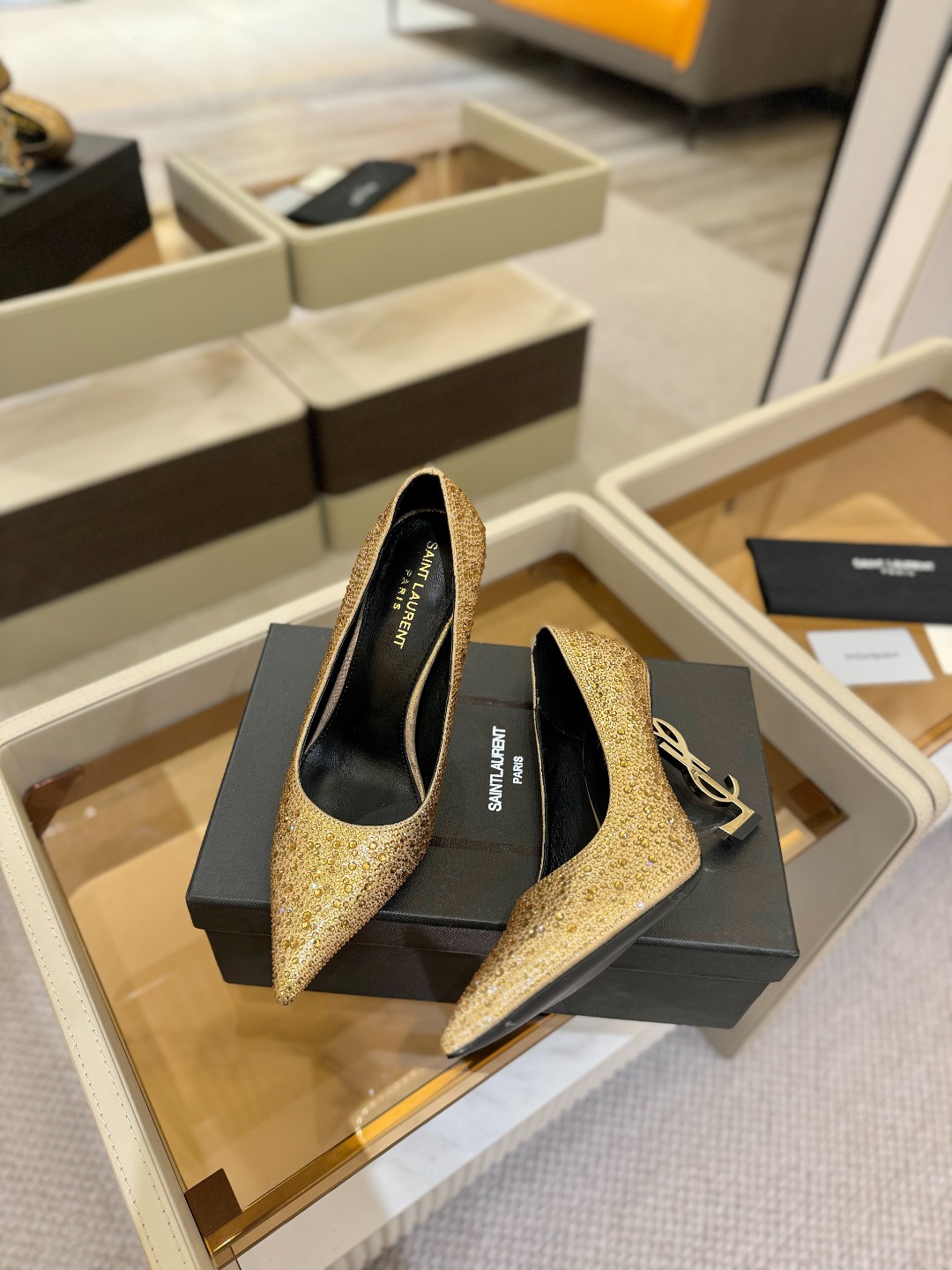 
【Saint Lauren  YSL圣罗兰】
圣罗兰ysl 春夏｜高跟鞋新品🆕
绝美 精致 优雅！上脚