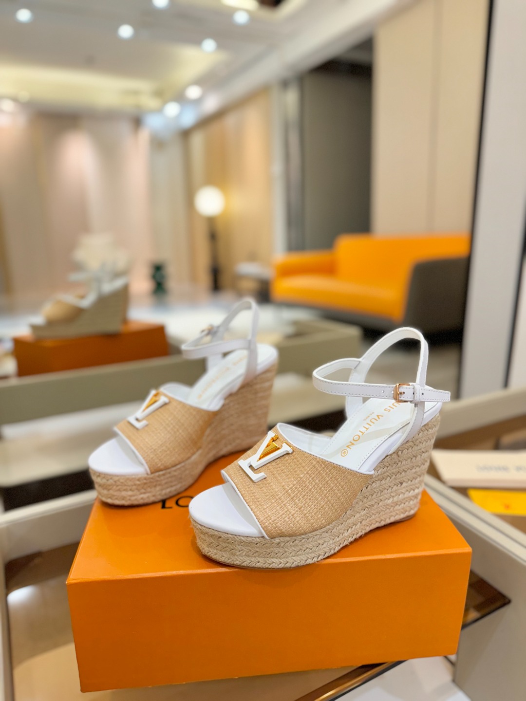  
   L V     2025   走秀款厚底麻绳凉鞋  
🙌 香港原版购入一比一开模  
👍 今年