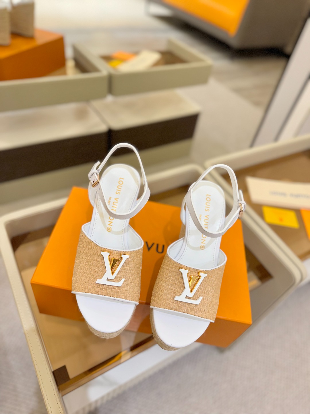  
   L V     2025   走秀款厚底麻绳凉鞋  
🙌 香港原版购入一比一开模  
👍 今年