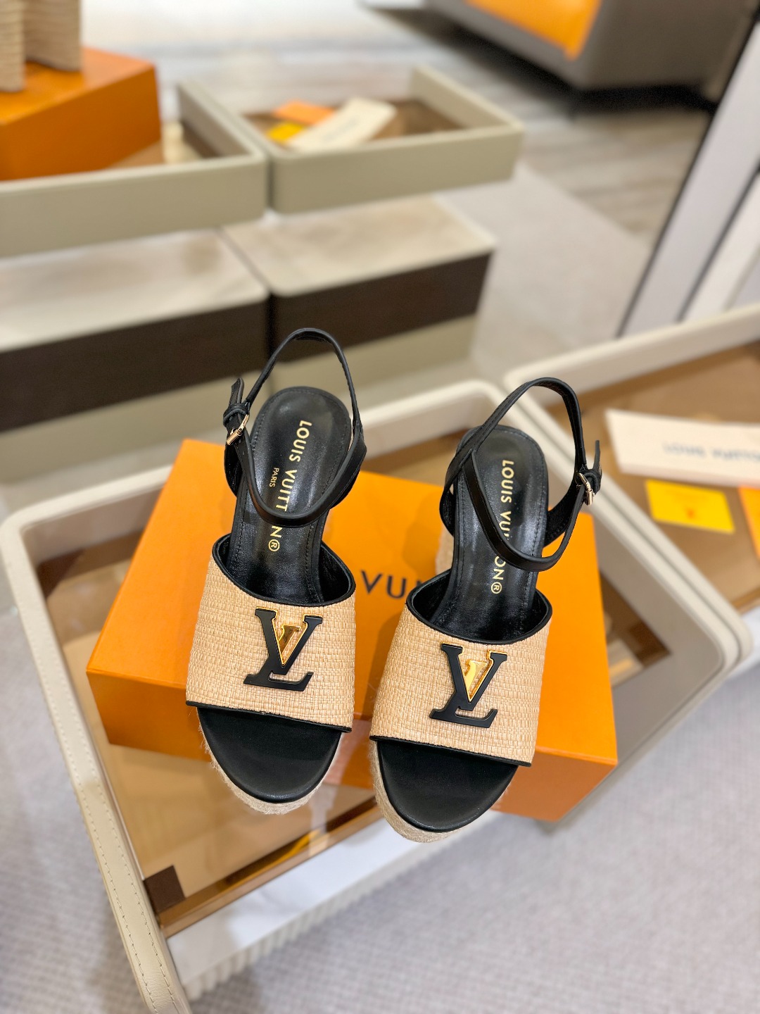  
   L V     2025   走秀款厚底麻绳凉鞋  
🙌 香港原版购入一比一开模  
👍 今年